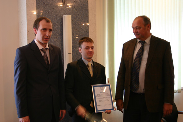 Генеральный директор ЧТПЗ Александр Федоров (первый справа) поздравляет студента НИУ ЮУрГУ Алексея Лебедева (в центре) с вручением именной стипендии